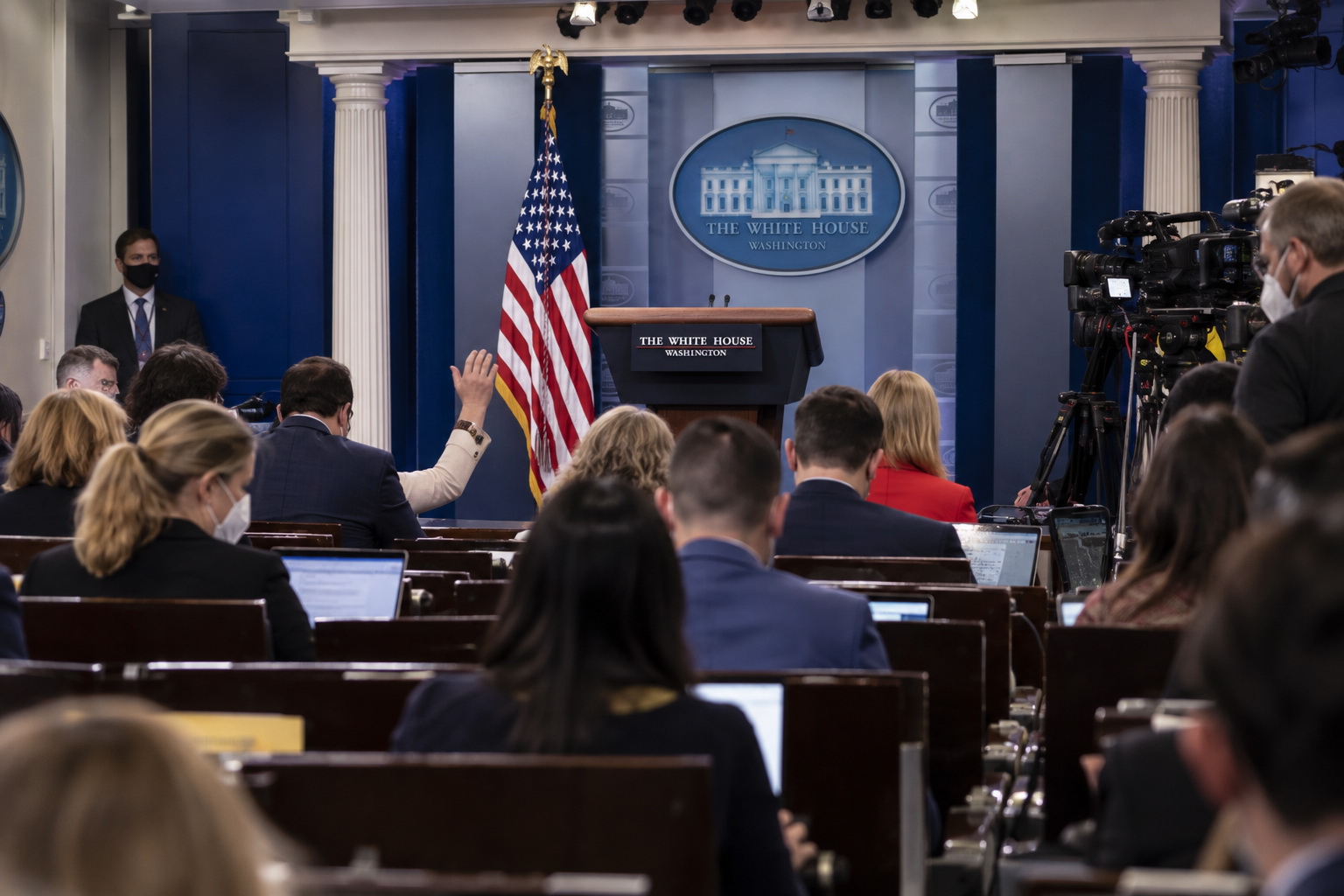 White House Gives Conflicting Accounts of Trump's Condition — article image