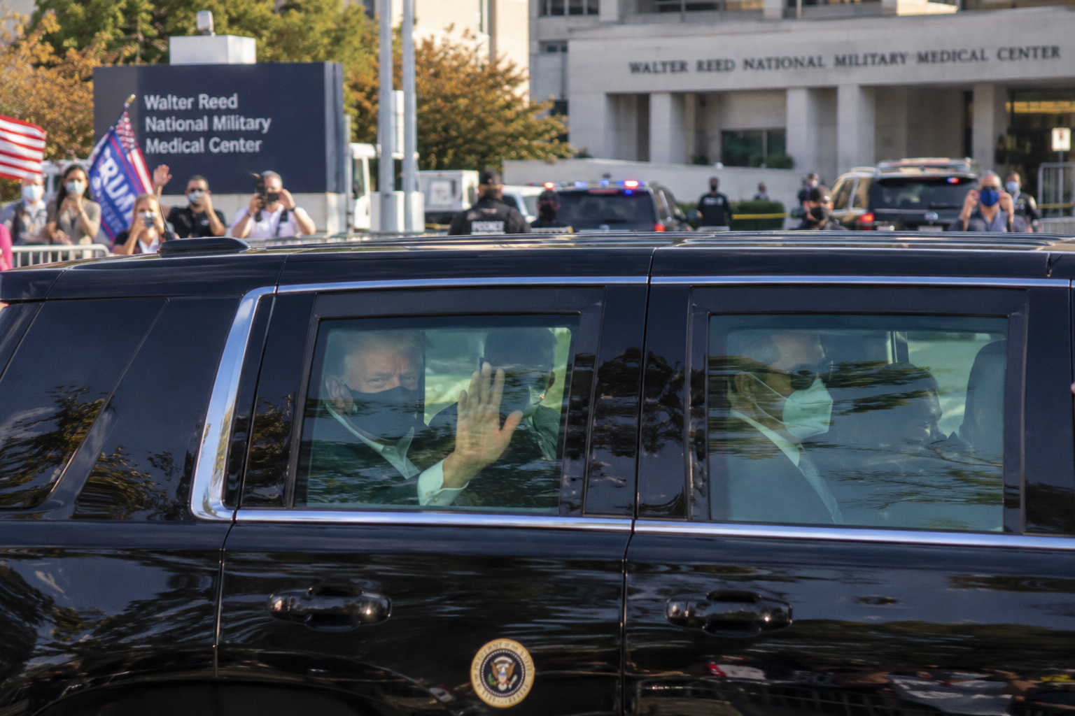 COVID-Positive Trump Leaves Walter Reed for Motorcade Photo Op — article image