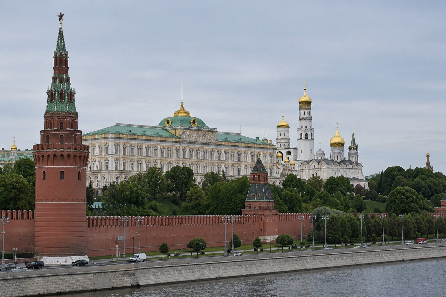 Bombshell Report Says Trump Secretly Sent Scarce COVID Tests to Putin — article image
