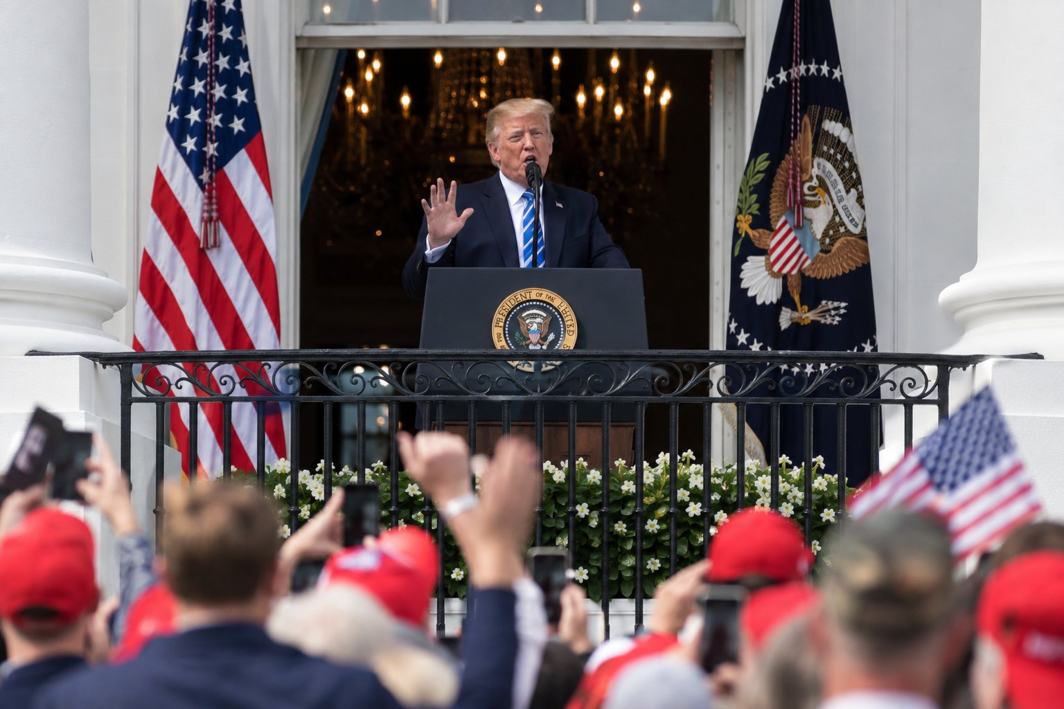 Trump Returns to the White House Balcony Days After COVID Hospitalization — article image
