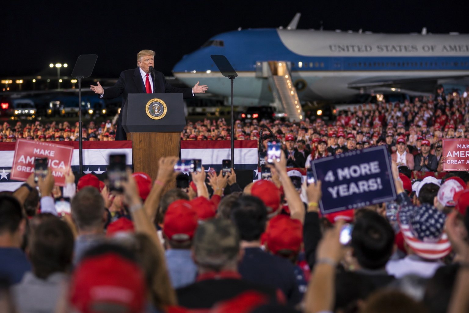Days After COVID Hospitalization, Trump Returns to Packed Campaign Rally — article image
