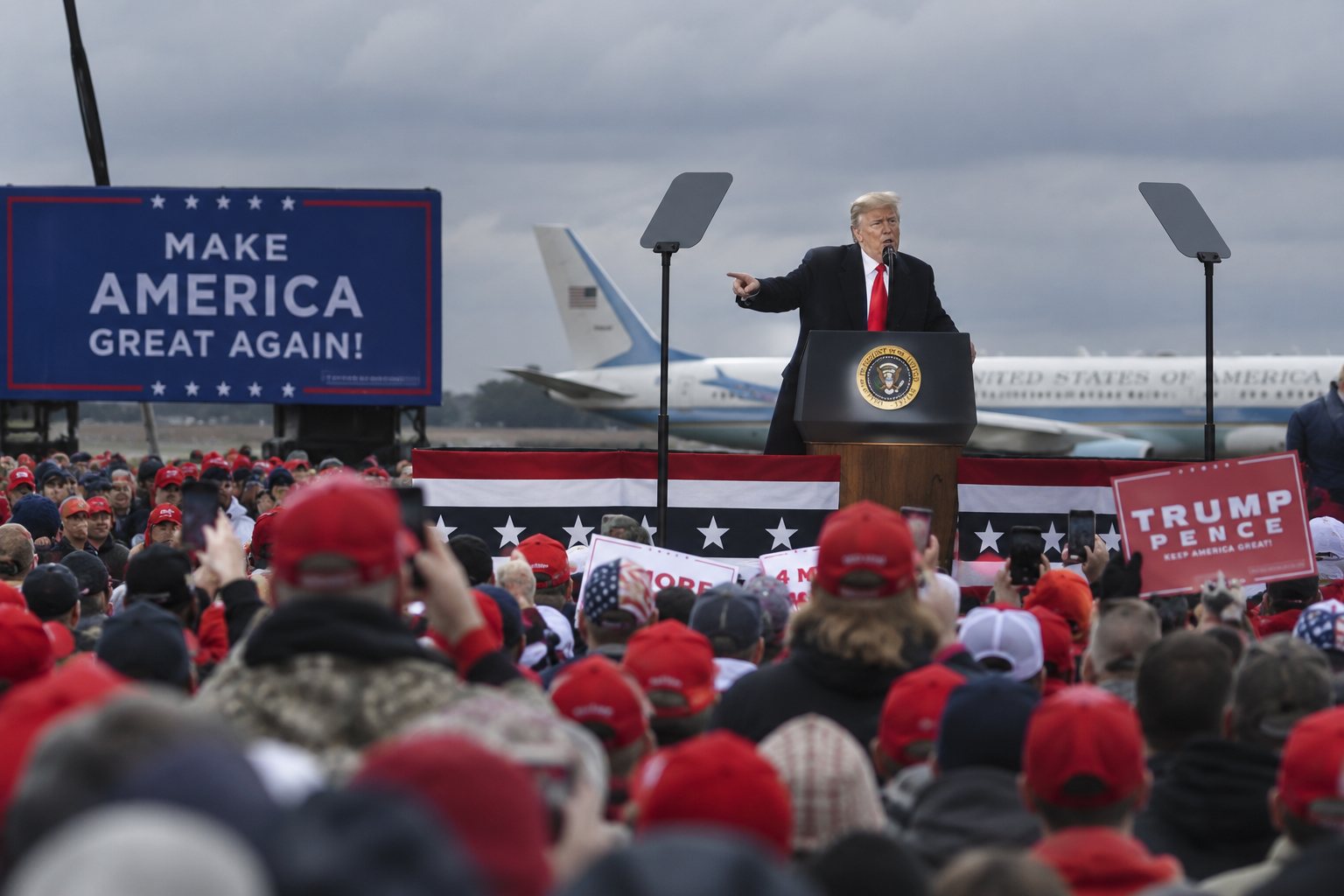 Trump Rally Erupts in 'Lock Her Up' Chants Against Michigan Governor Just Days After Kidnapping Plot Exposed — article image