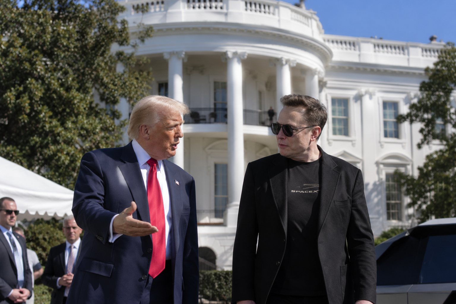 Trump, Musk and Ukraine's Starlink Blackout Raise New Questions About White House Decisions — article image